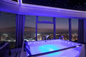 Bazén v ubytovaní In The Sky - Apartamenty w Sky Tower alebo v jeho blízkosti