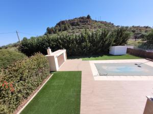 un jardin avec une piscine et une colline dans l'établissement LA MESA, à Félix