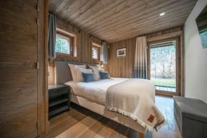Posteľ alebo postele v izbe v ubytovaní Chalet des Ours I Le Chalet Club