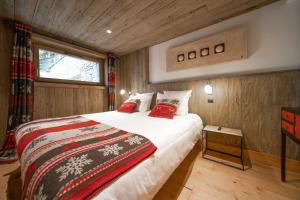 a bedroom with a large bed in a room at Le Chalet des Ours in Megève