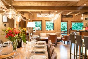 Reštaurácia alebo iné gastronomické zariadenie v ubytovaní Chalet des Ours I Le Chalet Club