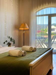 ein Schlafzimmer mit einem Bett mit zwei Kissen darauf in der Unterkunft - Granada - Boutique Hotel - Tbilisi - in Tbilisi City