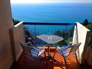 einen Tisch und Stühle auf einem Balkon mit Meerblick in der Unterkunft CORPUS A - Hotel Albatros in Ulcinj