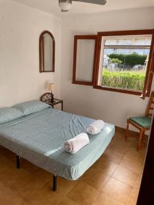 1 dormitorio con 1 cama con toallas en Apartamento n35 - Oasis Park II en Denia