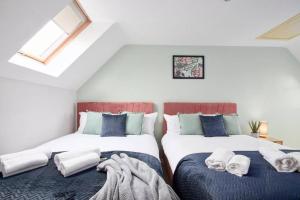 Voodi või voodid majutusasutuse Lovely Stylish House in Cambridge - Garden toas
