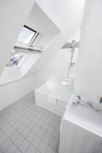 baño blanco con lavabo y ventana en Anna and Friends, en Graz 81 fotos más