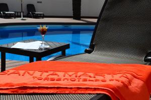 Bazén v ubytování Hotel Santamarta nebo v jeho okolí