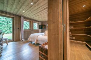 Posteľ alebo postele v izbe v ubytovaní Chalet des Ours I Le Chalet Club