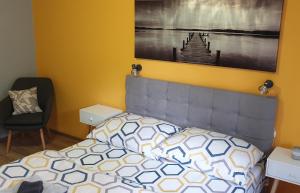 ein Schlafzimmer mit einem Bett und einem Bild an der Wand in der Unterkunft Penzion Miromar in Podivín