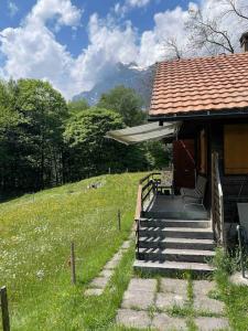 une maison avec des escaliers menant à un bâtiment dans l'établissement Behagliches Chalet mit Kaminofen umgeben von Natur, à Glarus