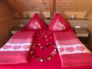 Postel nebo postele na pokoji v ubytování Premiumalmhütte Wiedhupf