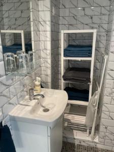 a bathroom with a sink and a mirror and towels at Studio vue mer sur les hauteurs de Lanzarote in Las Breñas
