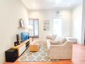 井里汶的住宿－SleepHouse 2BR Cozy Place for StayCation，带沙发和电视的客厅
