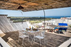 una vista dal balcone di una casa con tavolo e sedie di Le Bijou a Gagliano del Capo