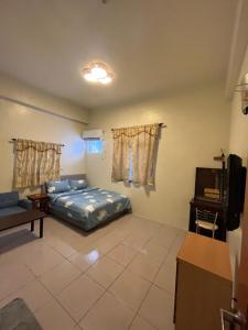 un soggiorno con letto e TV di Sin Yu Guest House a Green Island