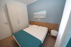 1 dormitorio pequeño con 1 cama y armario en Residence Verdena appartamento 02 en Rosolina Mare