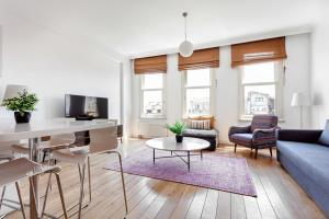 una sala de estar con un sofá y una mesa en NOA - Tatar Beyi 18, en Estambul