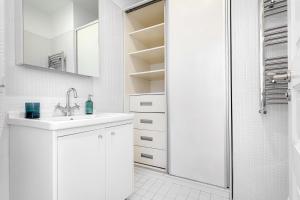 Un baño blanco con lavabo y ducha. en NOA - Tatar Beyi 18, en Estambul 71 fotos más