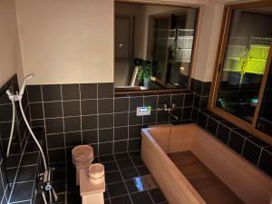 Un baño de 離れの宿 かぶろの庭 55 fotos más