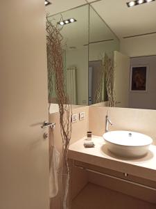 bagno con lavandino e specchio di Attico San Domenico a Trapani