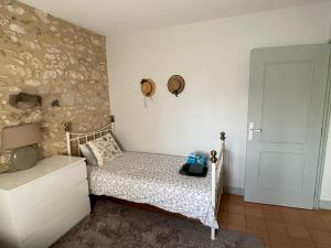 Tempat tidur dalam kamar di La Petite Auberge - Gîtes