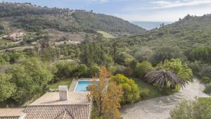 una vista aérea de una casa con piscina en Villa da Encosta, en Sesimbra