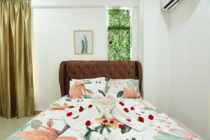 Mount Austin Midori Green 10 Pax Free Wi-Fi 500Mbps Netflix في جوهور باهرو: غرفة نوم فيها سرير عليه اثنين من الأرانب