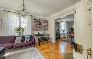 un soggiorno con divano viola e tavolo di Amazing Home In Gteborg With Wifi a Göteborg