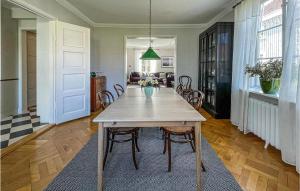 comedor con mesa de madera y sillas en Amazing Home In Gteborg With Wifi en Gotemburgo