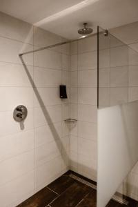 a bathroom with a shower with a basketball hoop at Hotel Amerika in Hoek van Holland