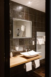 a bathroom with a sink and a mirror at Hotel Amerika in Hoek van Holland