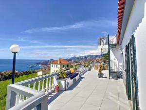 フンシャルにあるAvocado Villa by LovelyStayの海の景色を望む家のバルコニー