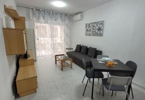 salon z kanapą, stołem i krzesłami w obiekcie Marina Apartments - Valentin w mieście Santa Pola