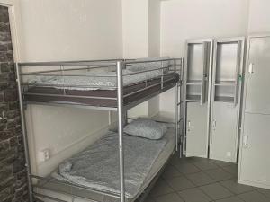 um quarto com 2 beliches num quarto em Klamovka Hostel em Praga