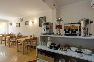 Příslušenství pro přípravu čaje a kávy v ubytování Daisi Sunset Hotel