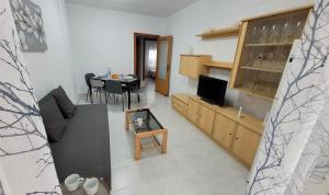 salon z kanapą i jadalnią w obiekcie Marina Apartments - Valentin w mieście Santa Pola