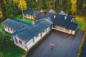 Draufsicht auf ein großes Haus mit einem roten Hubschrauber in der Unterkunft Santa's Hotel Aurora & Igloos in Luosto