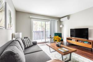 ein Wohnzimmer mit Sofa und Fernseher in der Unterkunft Sunnyvale 1BR w Gym Pool Courts nr Tech HQs SFO-368 in Sunnyvale