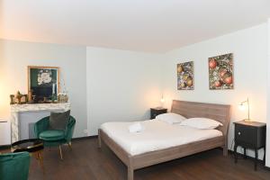 una camera con letto e sedia verde di Appart' Brest a Lione