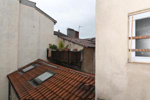 vista sul tetto di tegole di un edificio di Appart' Brest a Lione