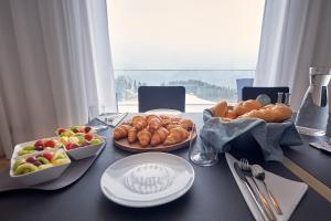 una mesa con platos y tazones de comida. en Lesehotel, en Bad Goisern