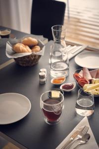una mesa negra cubierta con platos y tazones de comida en Lesehotel, en Bad Goisern