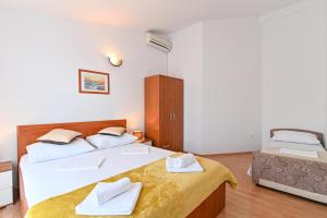Postel nebo postele na pokoji v ubytování Apartments Andrea I