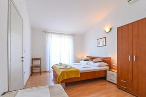 Postel nebo postele na pokoji v ubytování Apartments Andrea I