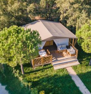 una vista aérea de un cenador con techo en Camping Village Il Gineprino, en Marina di Bibbona