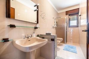un baño con lavabo e inodoro en IL MONTE - Suite Con Terrazza Panoramica, en Erice