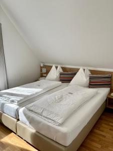 2 Betten nebeneinander in einem Zimmer in der Unterkunft Athecada Frühstückspension in Birkfeld