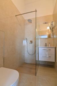 W łazience znajduje się prysznic, toaleta i umywalka. w obiekcie Apartments Andrea I w Bašce