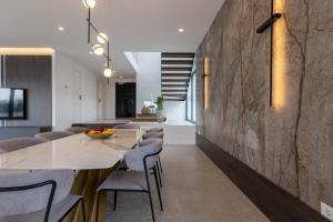 a kitchen and dining room with a large table and chairs at Villa Duje in Kastel Stari