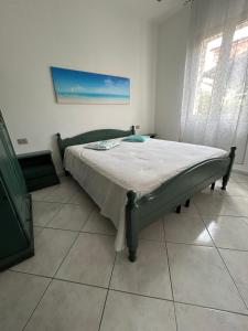 een slaapkamer met een bed in een kamer bij Casa Mario e Rosa in Orosei